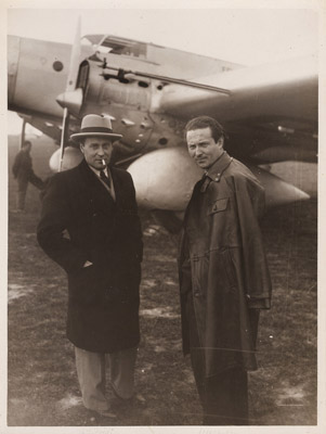 Mermoz et Couzinet devant \"L\'arc en ciel \" 1933